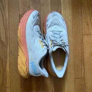 HOKA Arahi 6 Running Shoe
